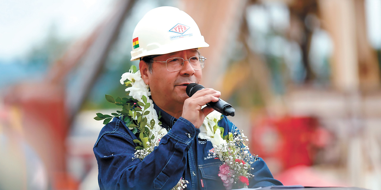 El presidente Luis Arce en el municipio de Alto Beni, en la inspección al pozo Mayaya. Foto: Min. Presidencia