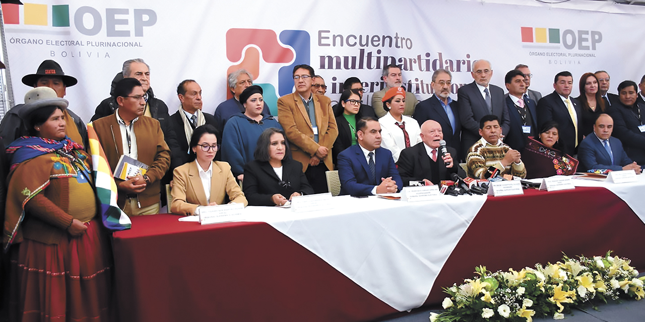 Representantes que suscribieron un acuerdo por la democracia el 10 de julio en el encuentro multipartidario del TSE.