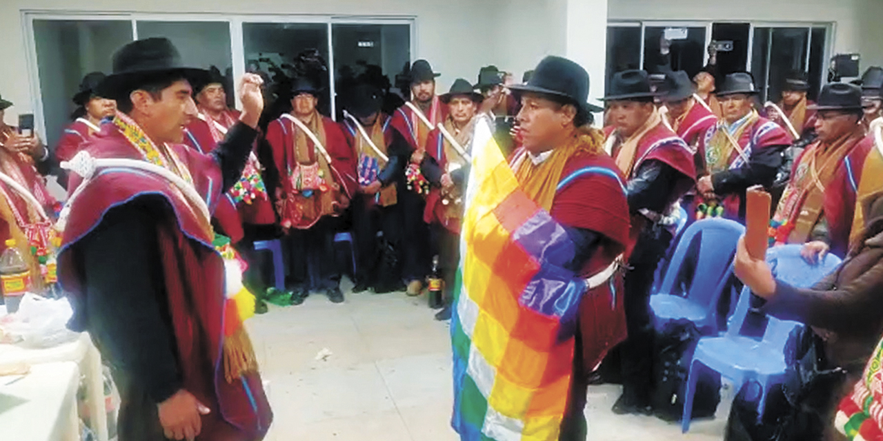 Javier Alejo (der.) es posesionado como nuevo ejecutivo de ‘Túpac Katari’ de La Paz.