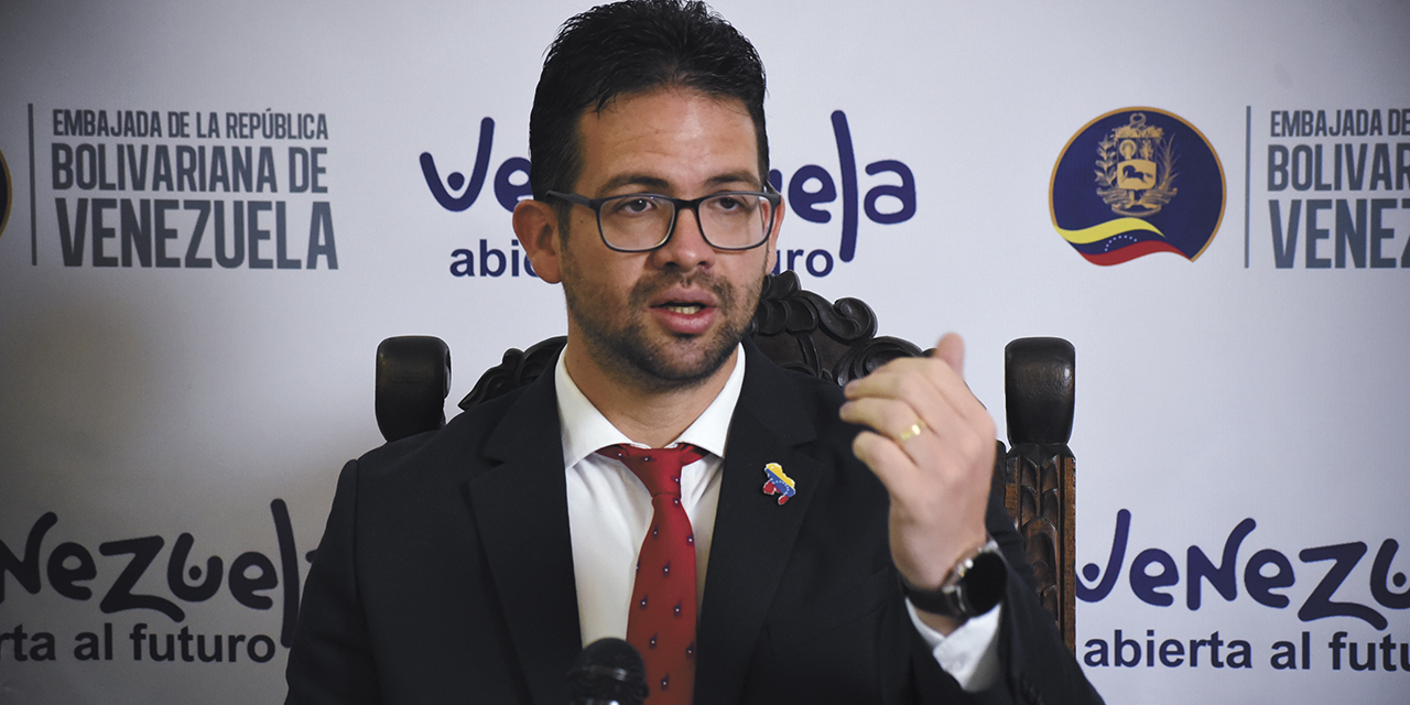 César Trómpiz, embajador de Venezuela en Bolivia.