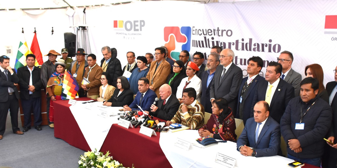 Los representantes de los órganos Ejecutivo, Legislativo y Electoral y de las organizaciones políticas y sociales en el Encuentro Multipartidario e Interinstitucional por la Democracia. Foto. TSE
