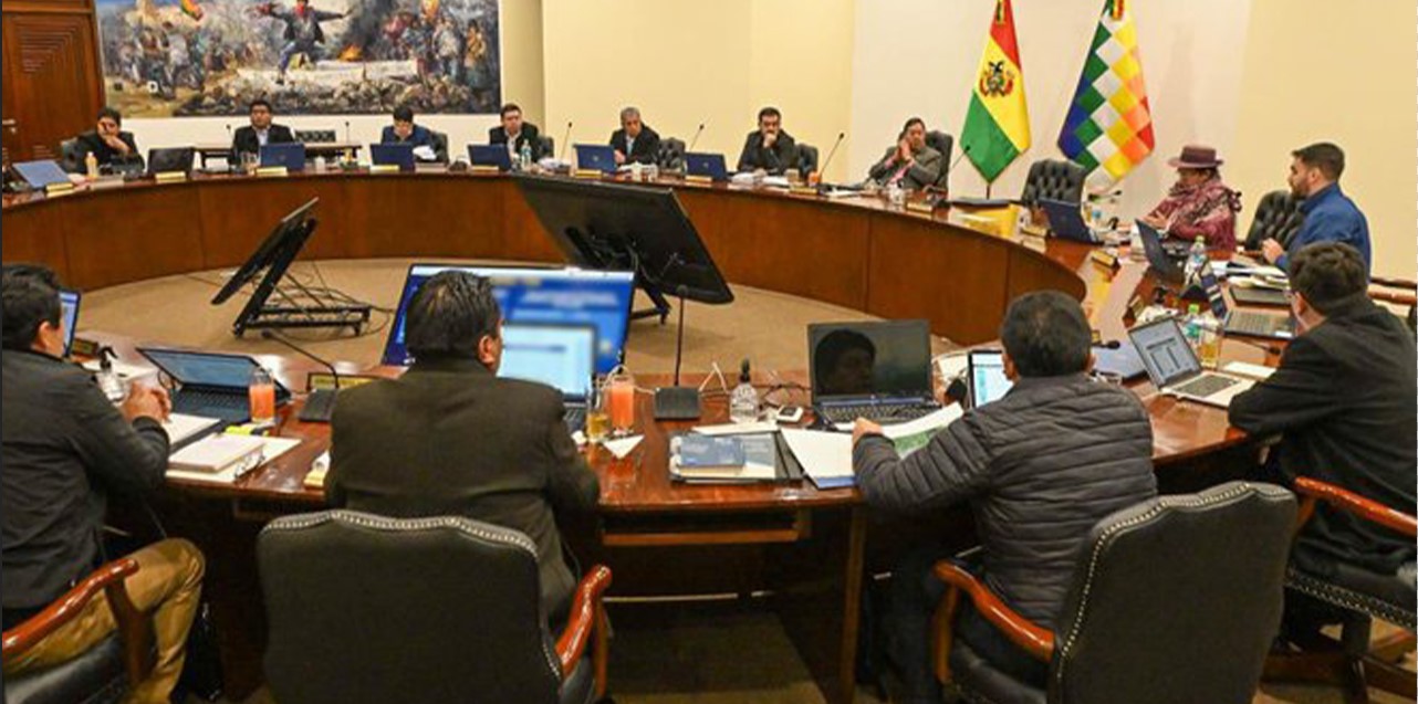 El primer mandatario del Estado que con su equipo de ministros. Foto Presidencia