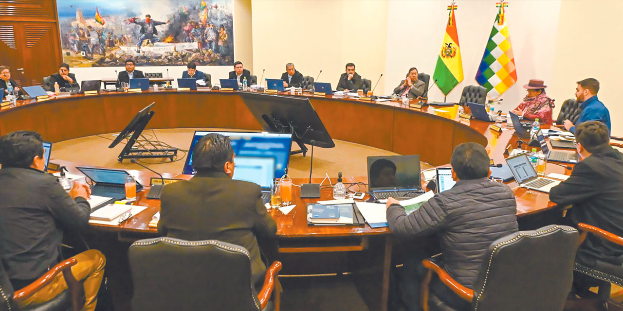 El presidente Luis Arce en reunión con sus ministros en la Casa Grande del Pueblo. Foto: Presidencia