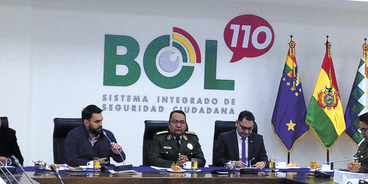 El ministro de Gobierno, Eduardo Del Castillo (izquierda). | Foto: Mónica Huancollo