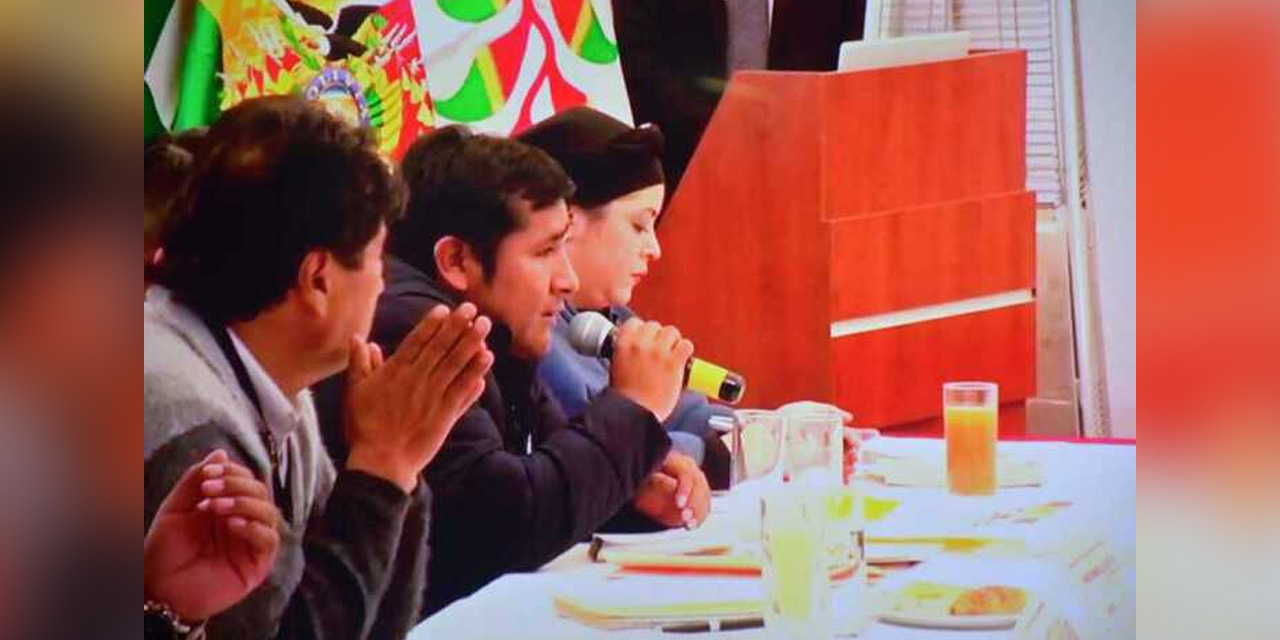 Huaytari durante su participación en el Encuentro Multipartidario e Interinstitucional por la Democracia.
