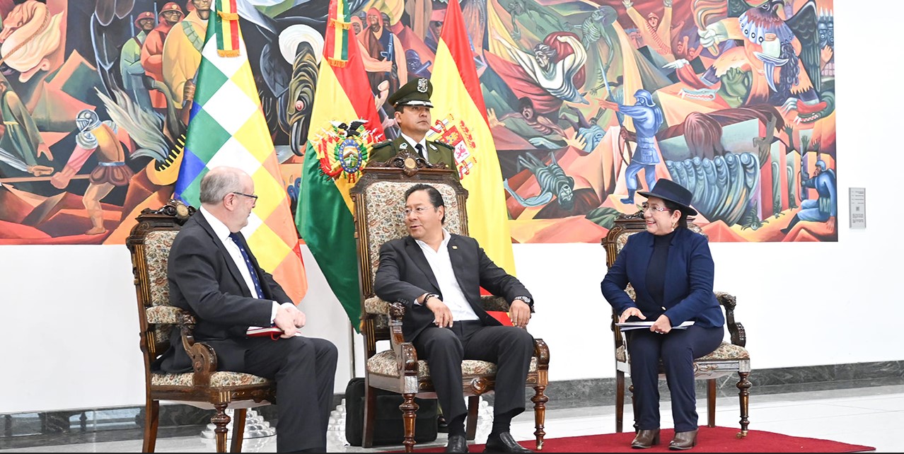 El presidente Luis Arce, el embajador de España, Fernando García Casas, y la ministra de Relaciones Exteriores, Celinda Sosa. Foto Cancillería