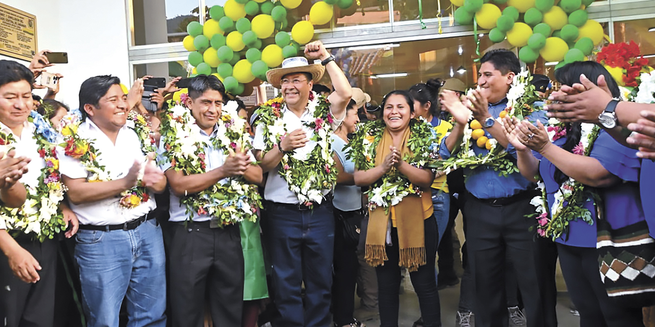 En la inauguración del Mercado Central de Caranavi, el presidente Arce junto a autoridades locales y de organizaciones sociales.