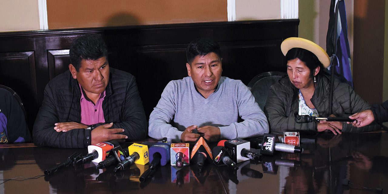La nueva directiva del MAS-IPSP, encabezada por Grover García. Foto: Gustavo Ticona