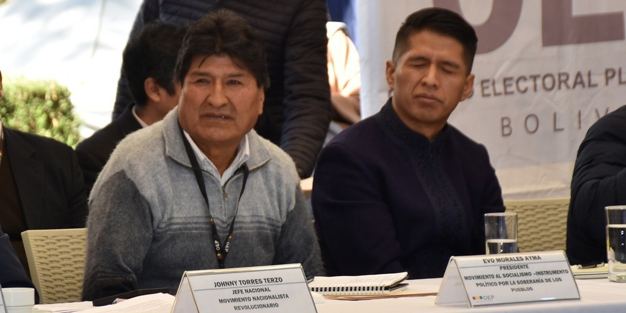 Evo Morales y el presidente del Senado, Andrónico Rodríguez, en el encuentro organizado por el Tribunal Supremo Electoral (TSE). Foto: TSE