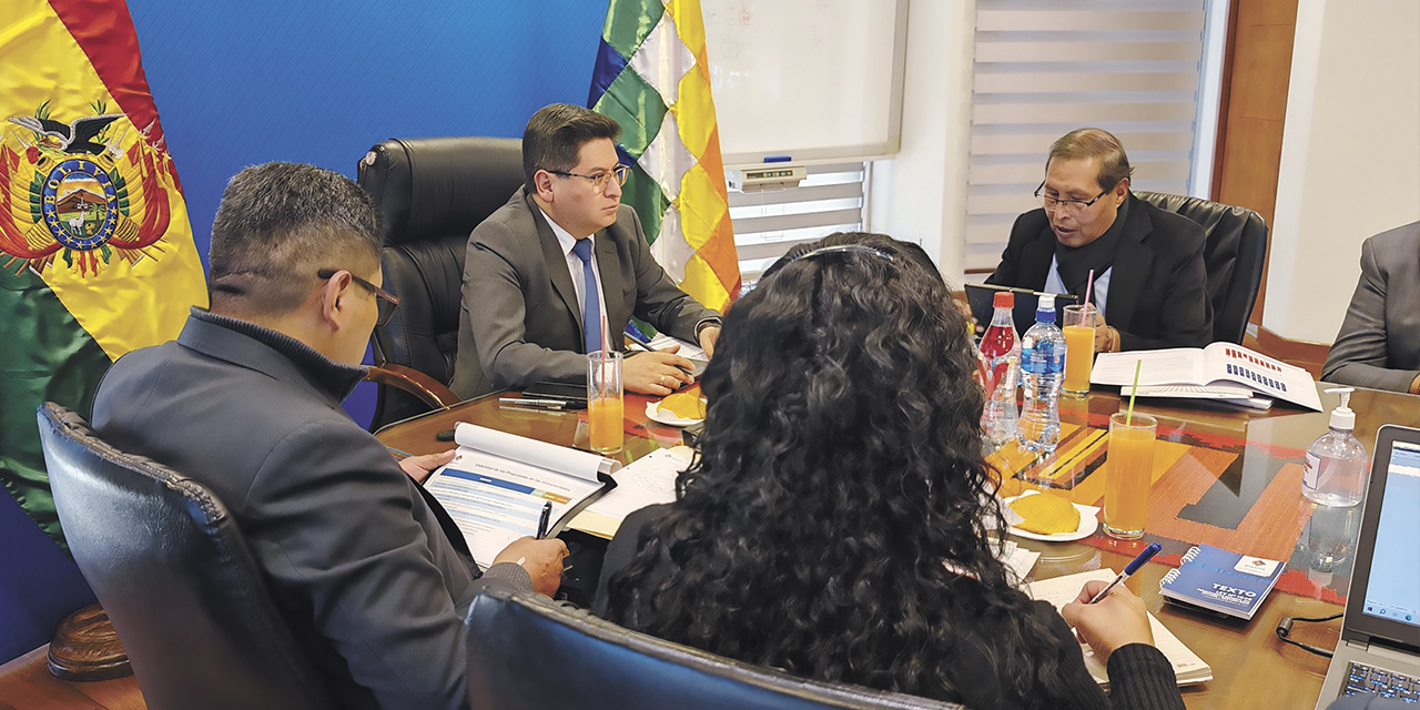 La reunión de universidades con el ministro de Economía, Marcelo Montenegro. | Foto: MEFP