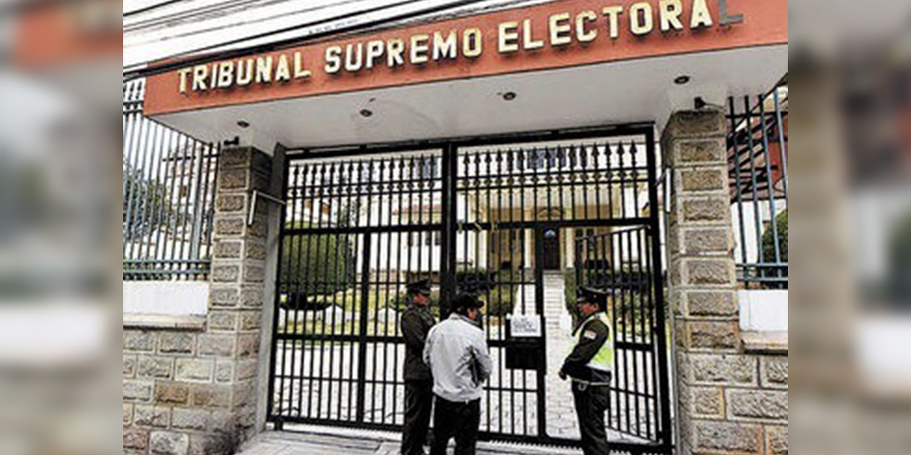 Puerta principal del TSE, en la zona Sopocachi. Foto: RRSS