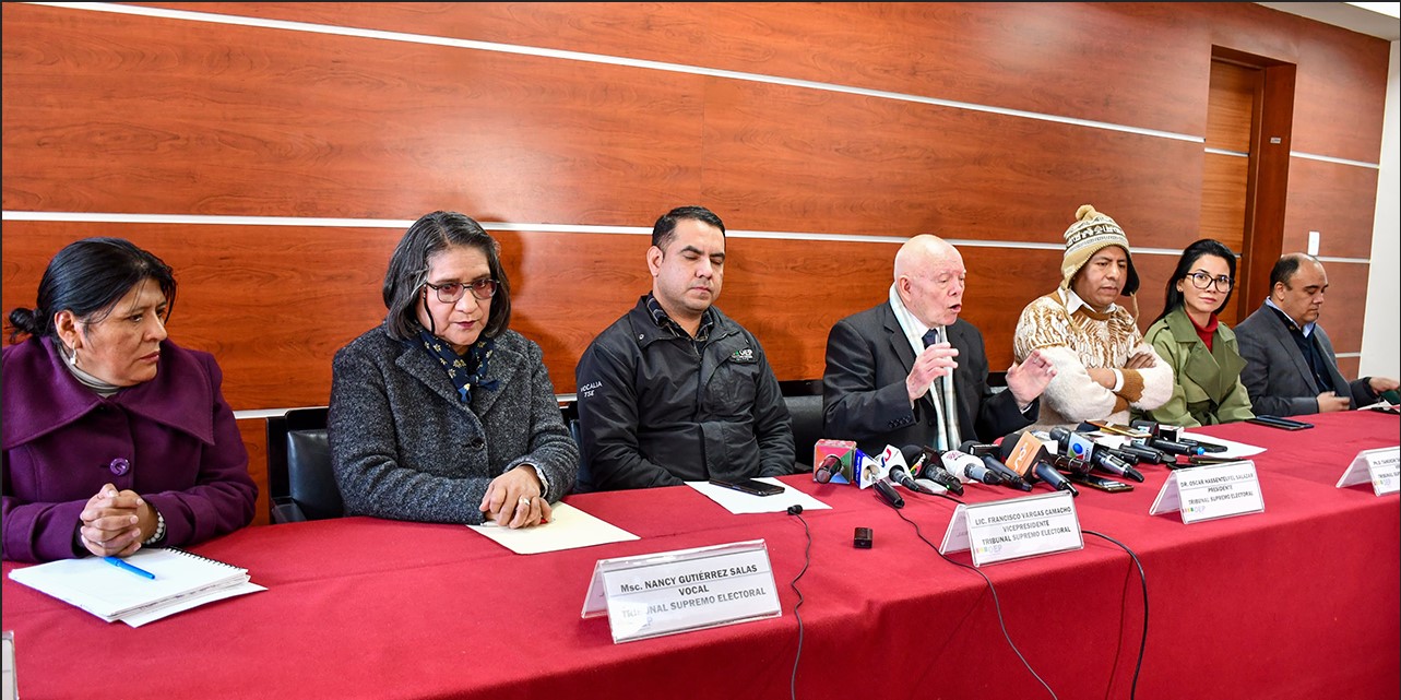 El presidente del TSE, Óscar Hassenteufel, y la Sala Plena en conferencia de prensa.