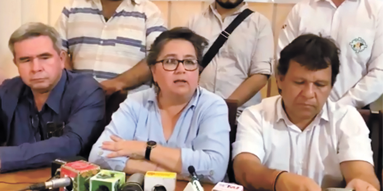 La ministra Verónica Navia en conferencia de prensa en Cobija junto a alcaldes. Foto: Ministerio de Trabajo