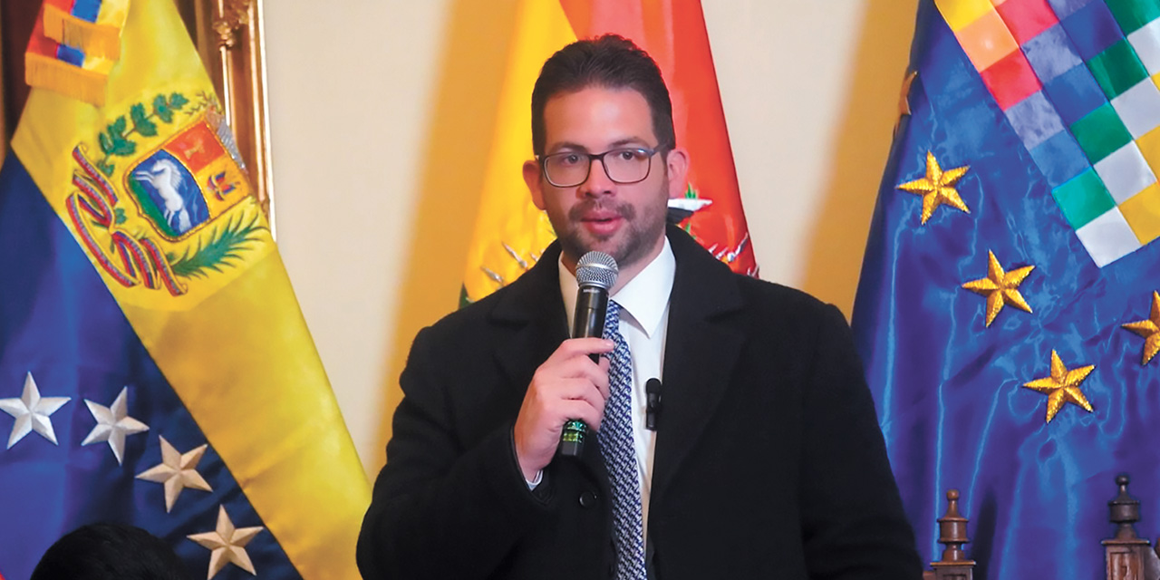 El embajador de Venezuela en Bolivia, César Trómpiz. Foto: Embajada de Venezuela