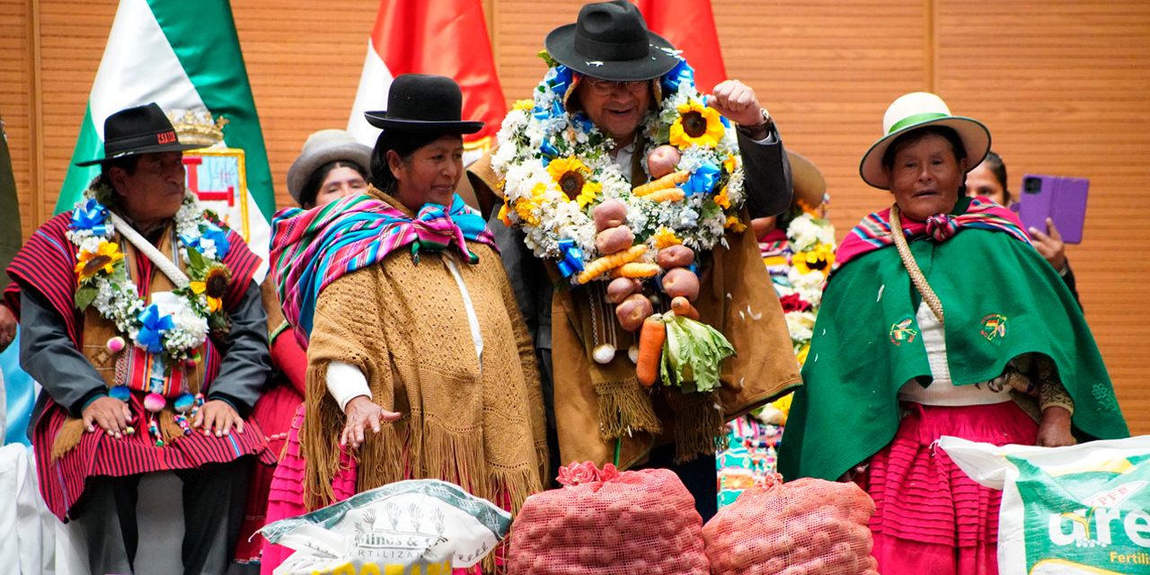 El presidente Luis Arce junto a los productores agrícolas de La Paz. Foto: Jorge Mamani