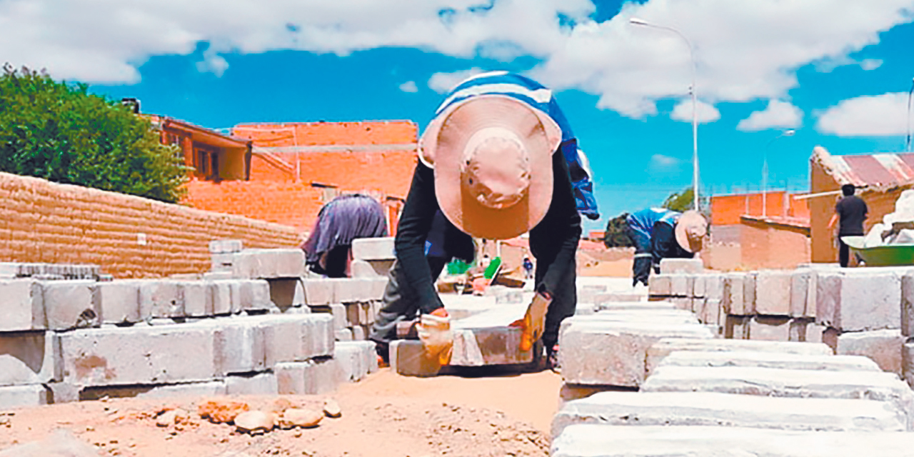 Obreros en una obra de enlosetados. Foto: Min. de Planificación