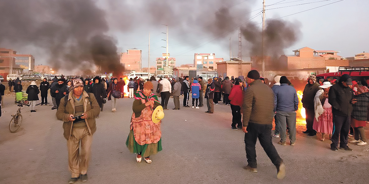 La gente camina en la vía, en el norte de El Alto. Foto: Gustavo Ticona