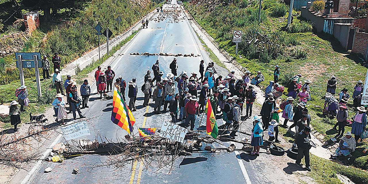 Bloqueo de una vía en Cochabamba. Foto: ARCHIVO APG