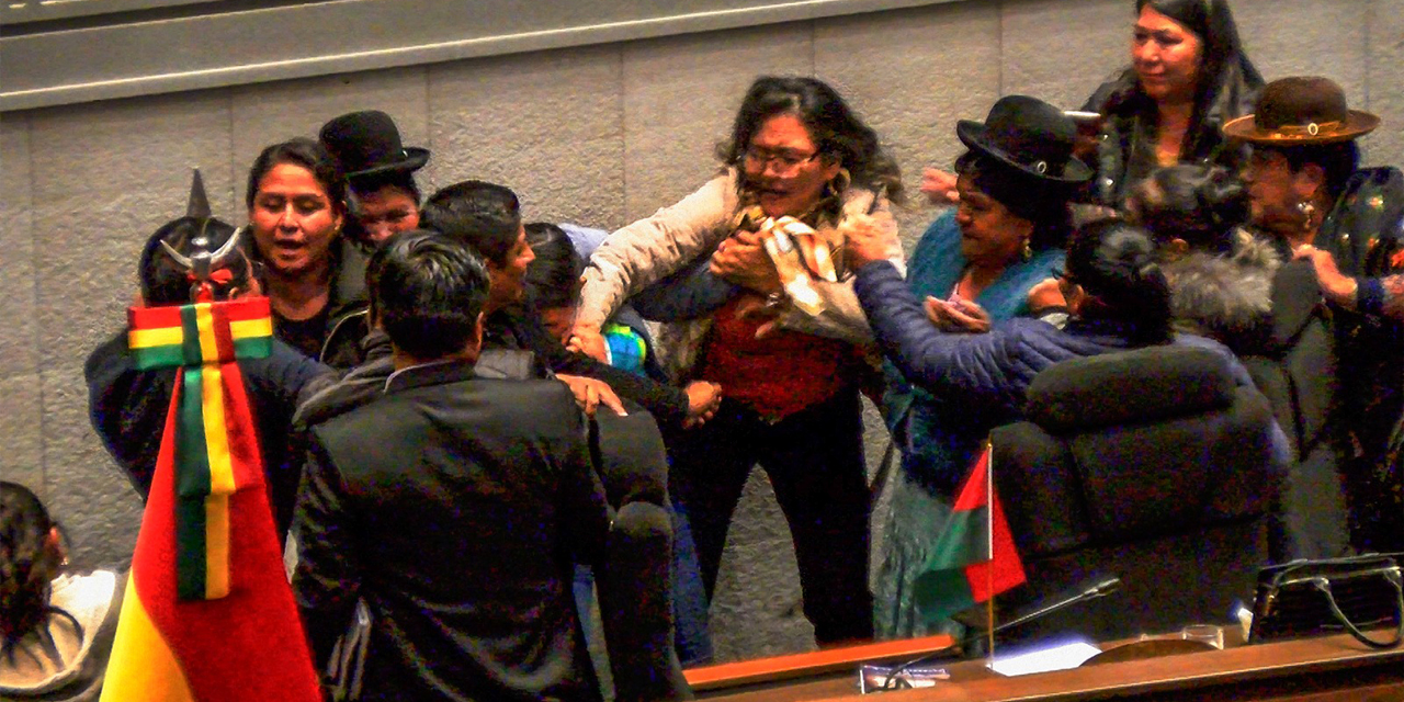 Diputadas evistas tratan de impedir que se instale la sesión en Diputados. Se subieron a la testera. Foto: APG