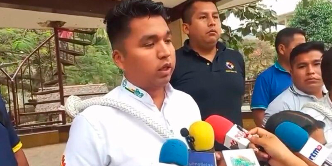 El secretario general de la Federación Departamental de Comunidades Interculturales de La Paz, Wilmer Pari, en contacto con la prensa, este lunes