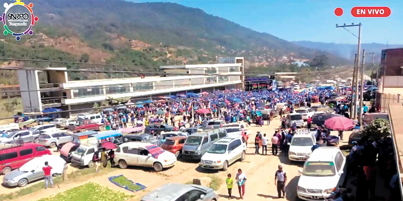 Concentración de gente en Caranavi. Foto: RPO Bolivia