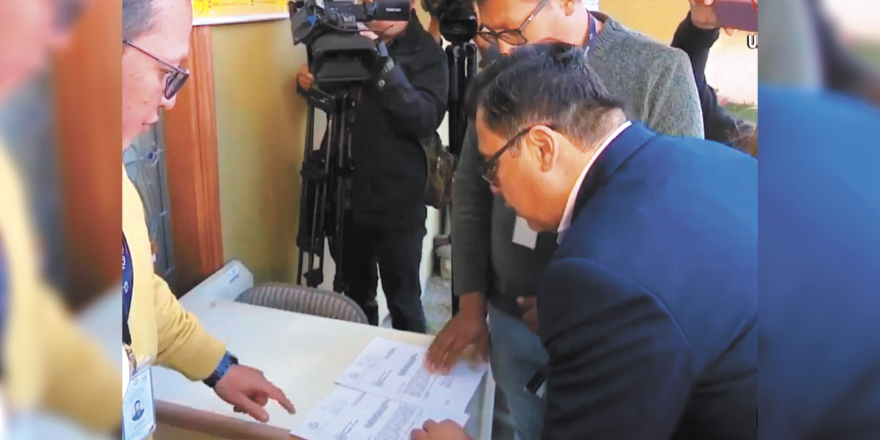 Entrega de la lista de candidatos judiciales al TSE. | Foto: Captura BTV