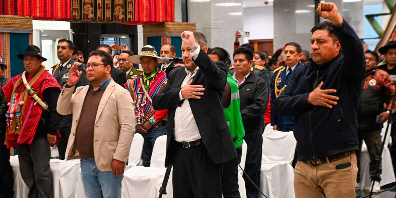 Los nuevos ministros de Estado fueron posesionados por el presidente Luis Arce. Foto: Presidencia