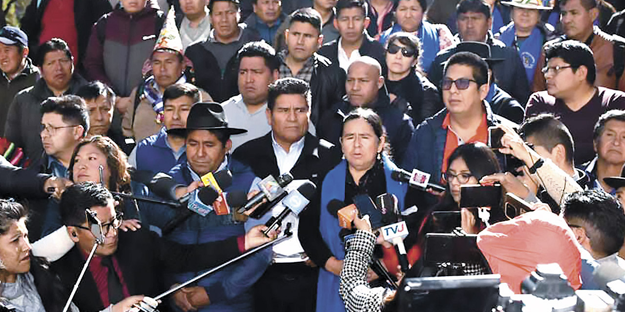 Dirigentes del Pacto de Unidad en conferencia en La Paz.