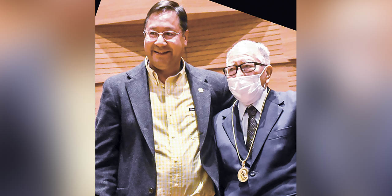 Luis Arce y Walter Vásquez en un acto de reconocimiento en 2021. | Foto: Archivo