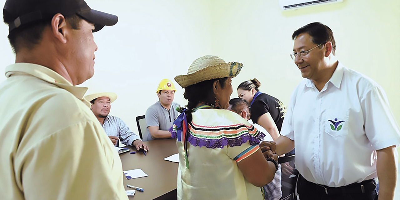 El presidente Arce con una mujer de un pueblo indígena de Beni. | Foto: Presidencia