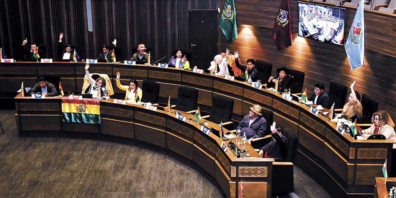 Senadores levantan la mano para aprobar la ley que suspende las primarias.