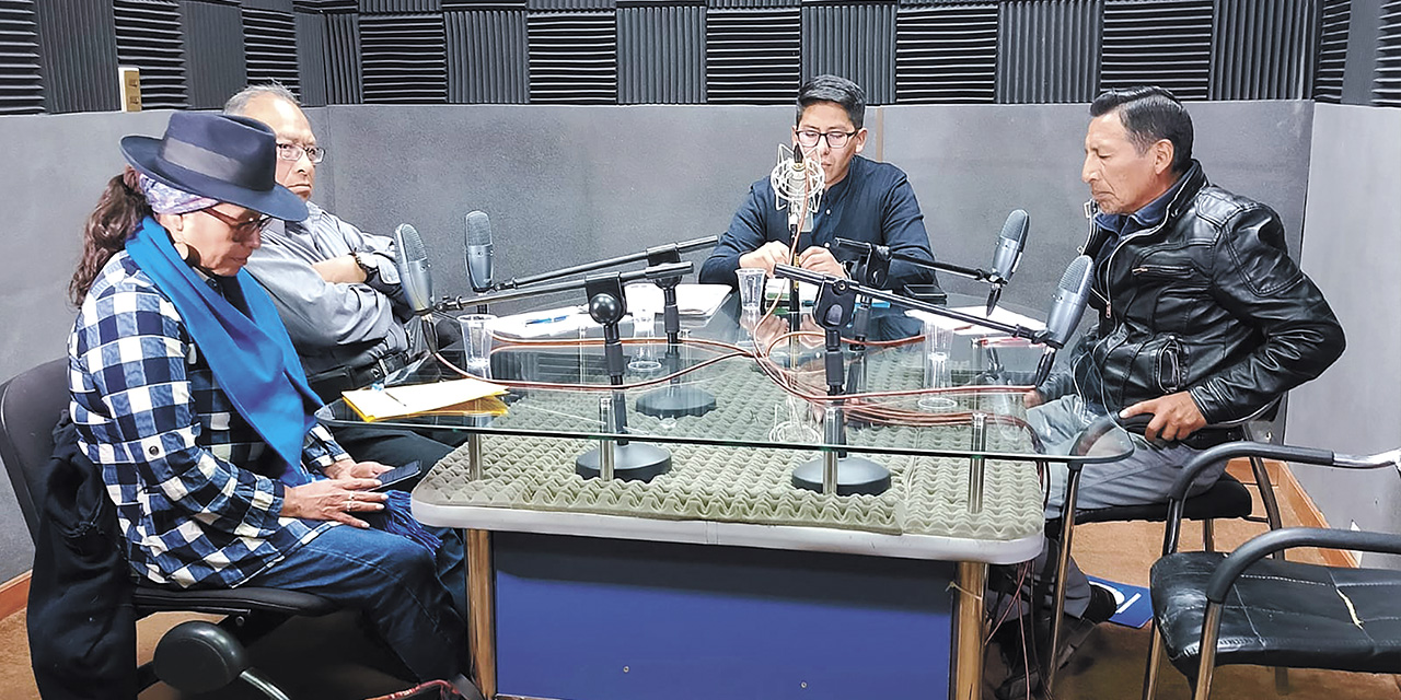 Adalberto Ticona y otros invitados en el programa ‘Dialogando con el pueblo’, de las RPO.  | Foto: RPO