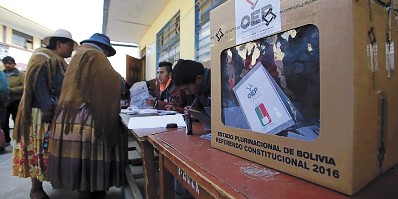 Mujeres emiten su voto en el referendo de 2016. | Foto: Archivo