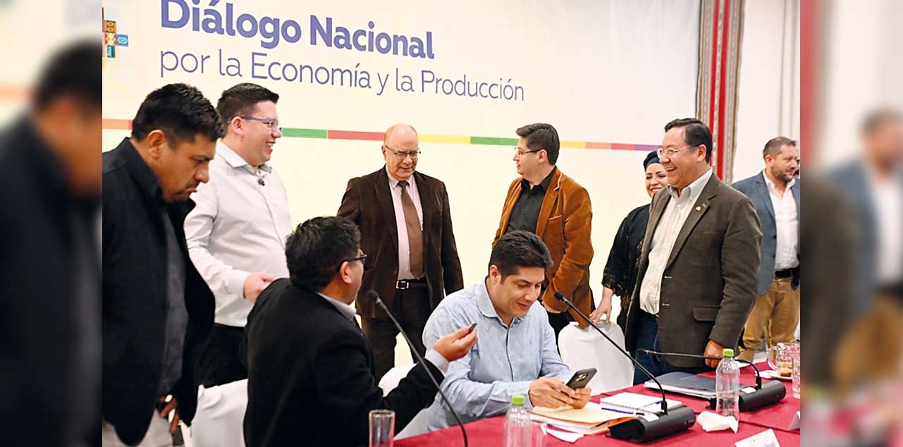 El presidente Luis Arce con algunos ministros del área de economía y empresarios en la Casa Grande del Pueblo. Foto: Archivo