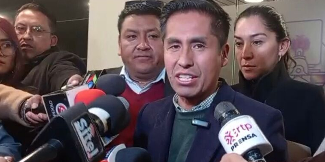 El senador Gutiérrez en contacto con la prensa. Foto: Captura