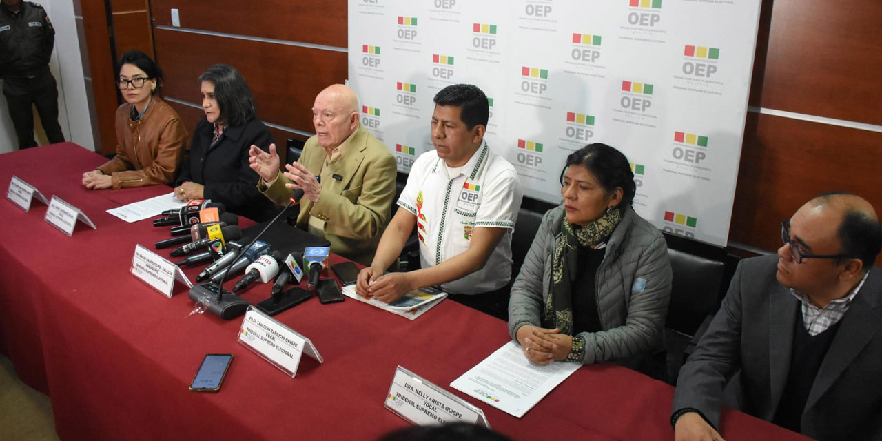Óscar Hassenteufel, presidente del TSE, en conferencia de prensa junto a los vocales Tahuichi Tahuichi y Nancy Gutiérrez. 