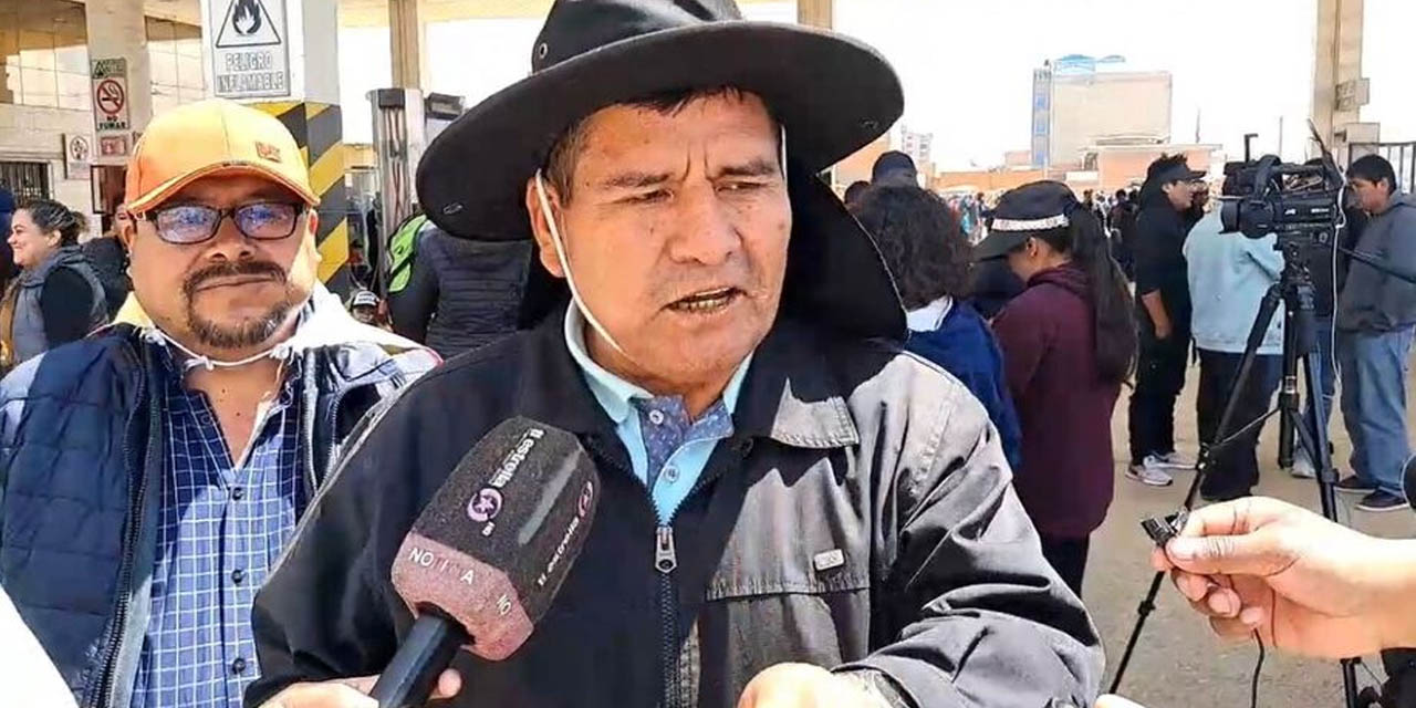 El dirigente Esteban Alavi en contacto con la prensa, este domingo. Foto: Captura