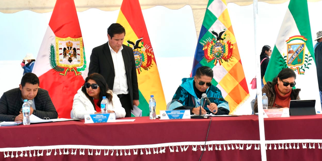 La directiva de la Cámara de Senadores durante la sesión en Uyuni. Foto: Facebook Senado