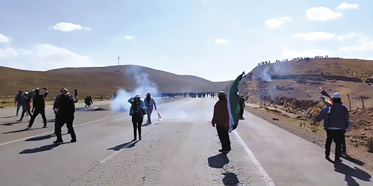 Seguidores de Evo Morales lanzan petardos contra los efectivos policiales en Vila Vila. | Foto: RRSS