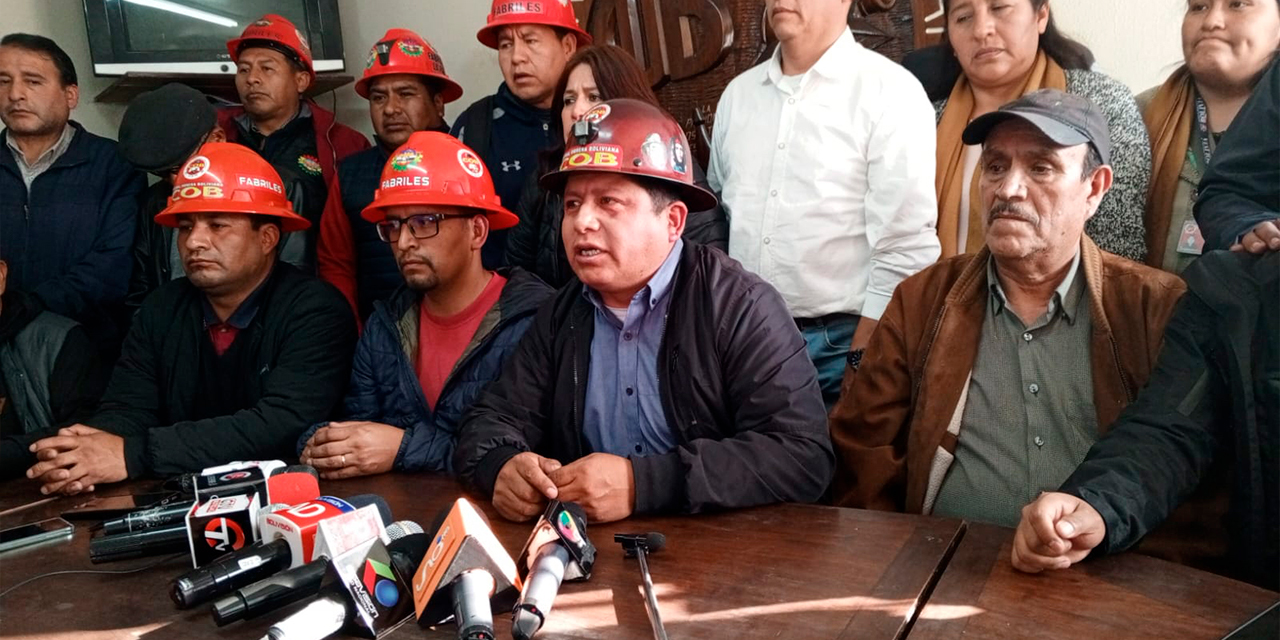 La dirigencia de la COB, encabezada por su ejecutivo, Juan Carlos Huarachi. Foto:  RRSS