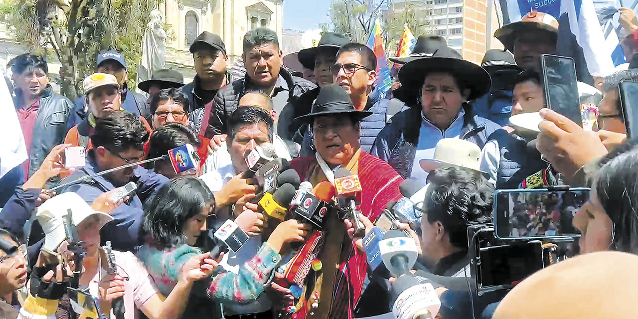 La dirigencia del Pacto de Unidad en conferencia en la plaza Murillo, La Paz. | Foto: Captura Bolivia TV