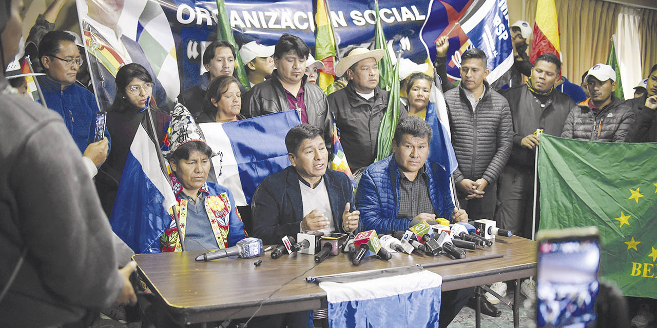 La directiva del MAS-IPSP, encabezada por Gróver García y Fidel Surco. | Foto: Gustavo Ticona