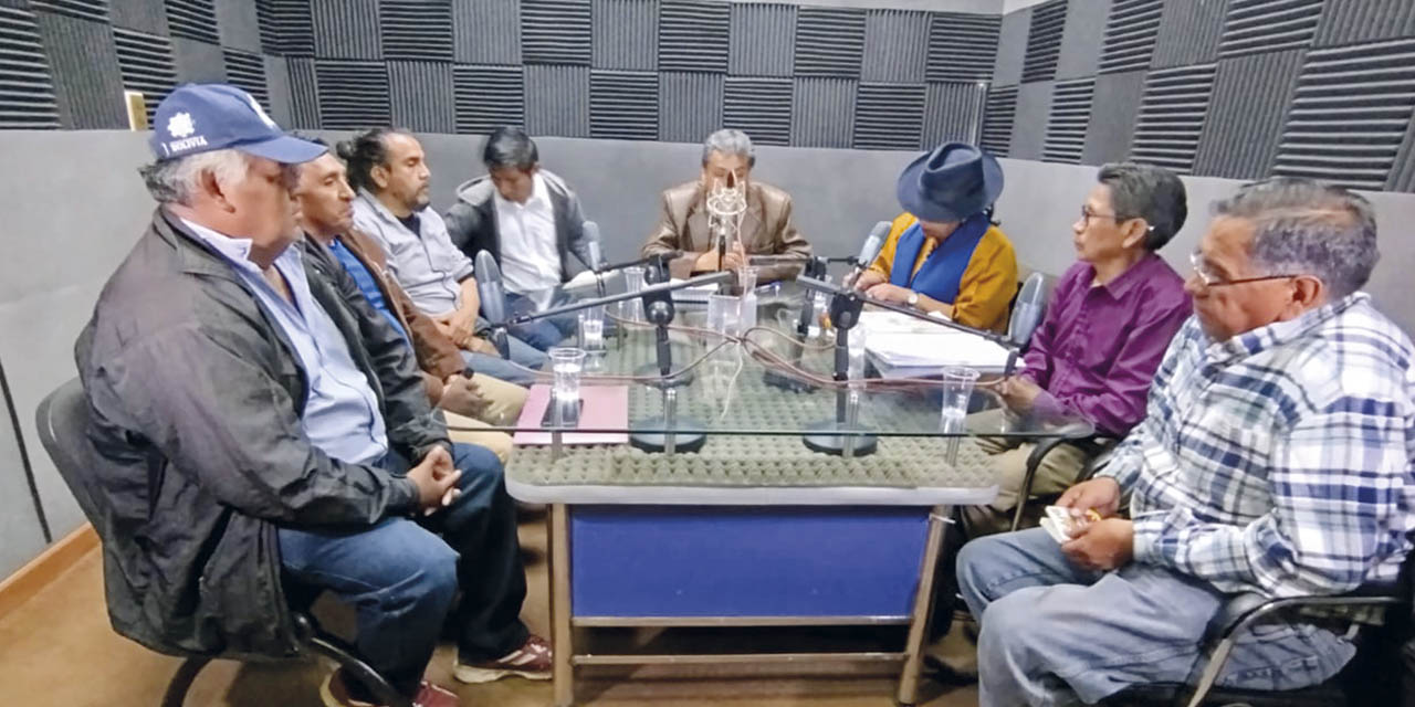 Invitados en el programa ‘Dialogando con el pueblo’, de las RPO. | Foto: RPO Bolivia