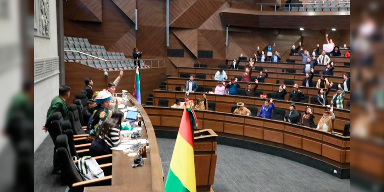 La sesión de la Asamblea que aprobó la Convocatoria Pública para el proceso de selección y designación del nuevo Fiscal General del Estado, el 2 de septiembre. Foto: VEP
