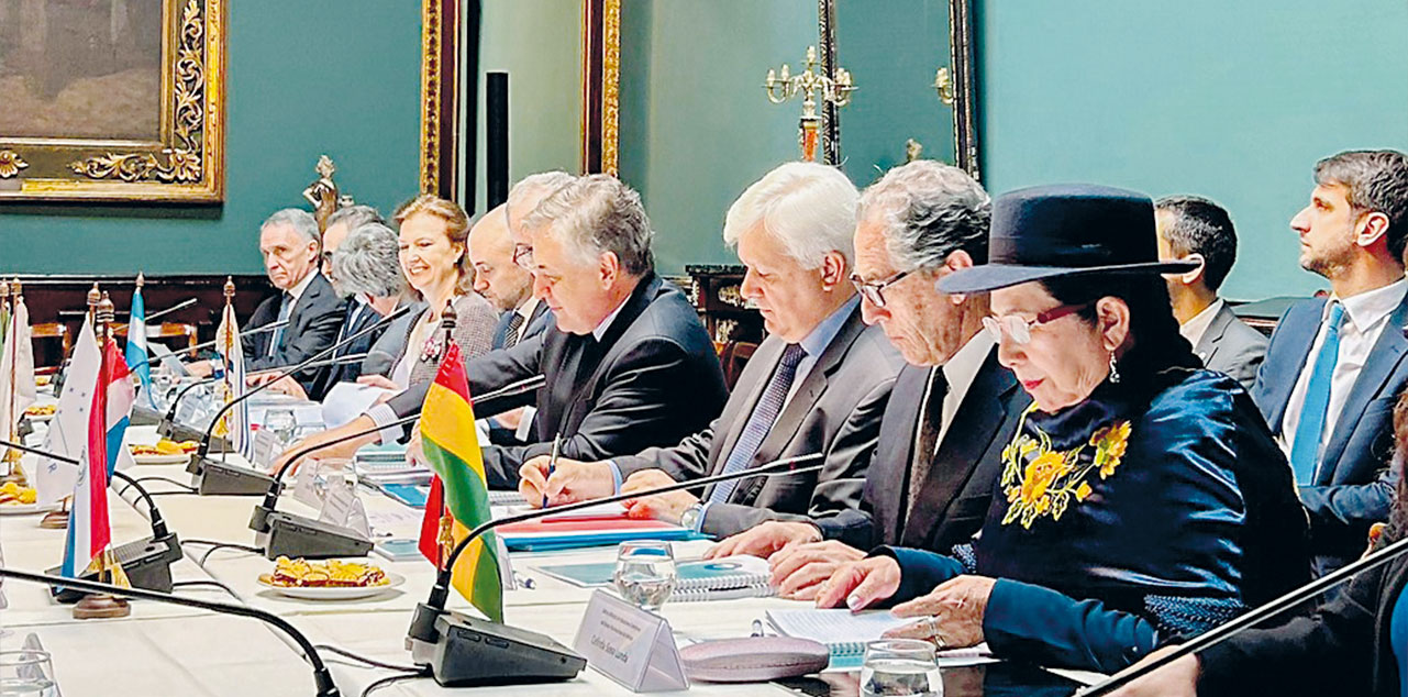 La canciller Celinda Sosa en el encuentro en Montevideo. Foto: Presidencia