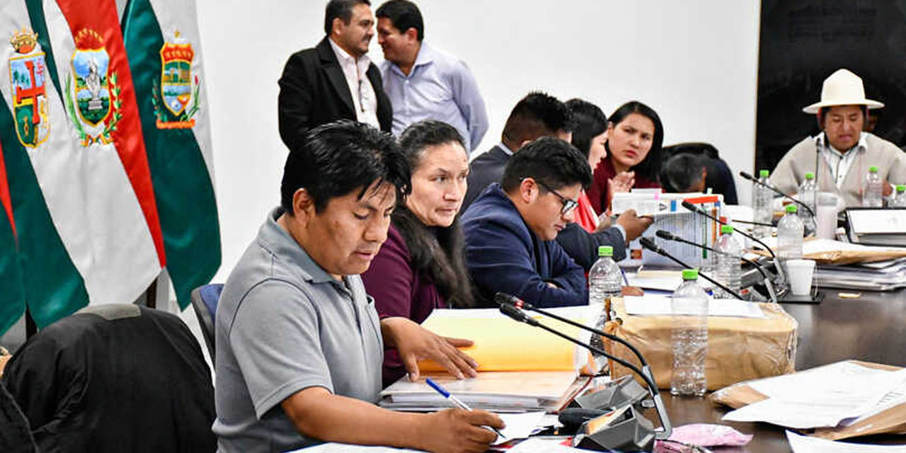 La Comisión Mixta de Justicia Plural realiza la revisión de requisitos a los aspirantes a Fiscal del Estado. Foto: Cámara de Senadores