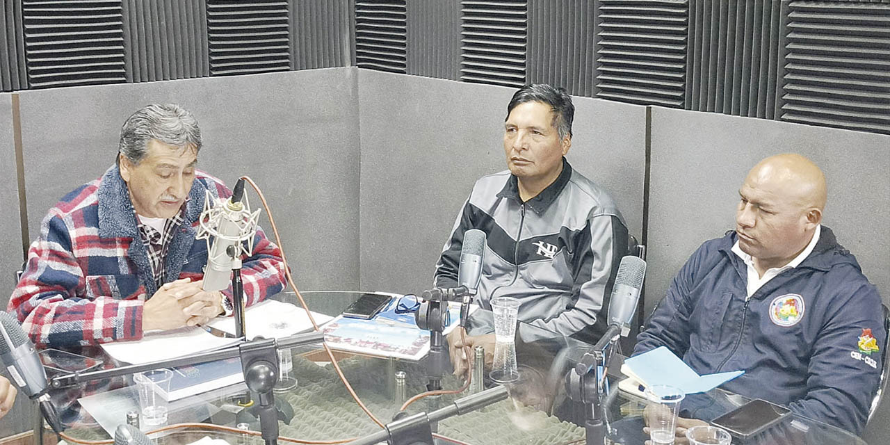 Omar Coro, dirigente de los Interculturales, y Adrián Quelca, en el programa ‘Dialogando con el pueblo’. | Foto: RPO