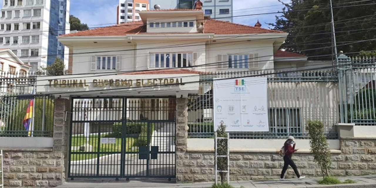 Frontis del TSE en la zona de Sopocachi, ciudad de La Paz. Foto: Fuente Directa