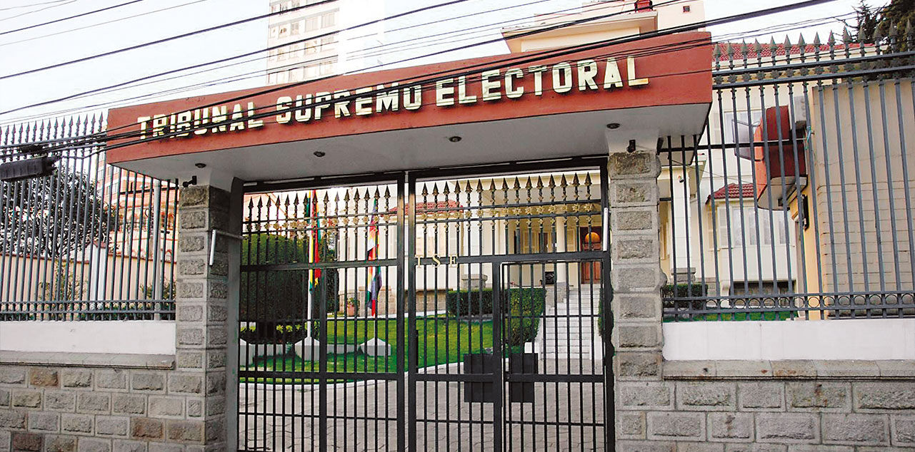 Frontis del TSE en La Paz. Foto: TSE
