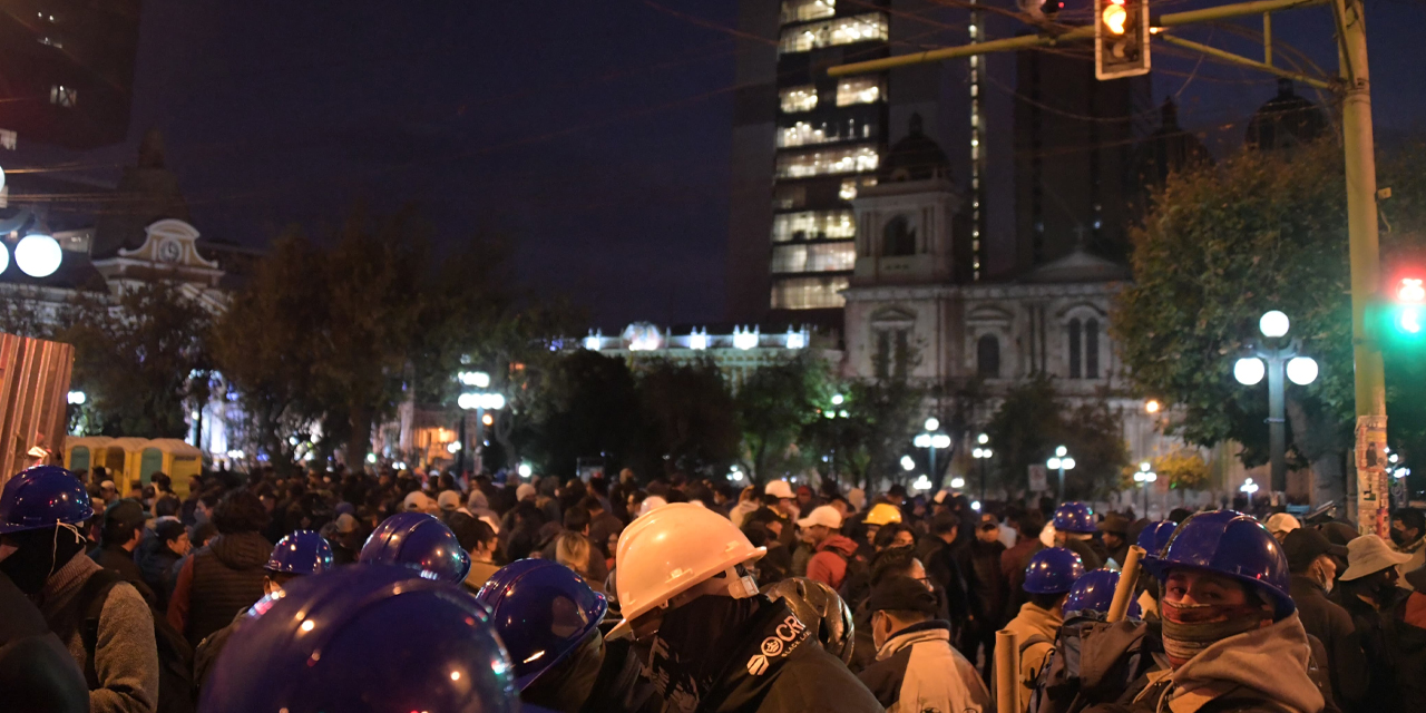 Vigilia de sectores sociales en la plaza Murillo.